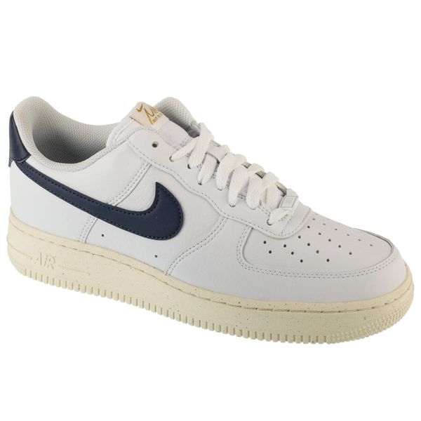 Buty sportowe Sneakersy damskie, Air Force 1 07. Białe obuwie sportowe Nike, bez zapięcia, trekkingowe, Nike Air Force. Za 519.99 zł.