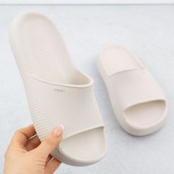 Klapki damskie basenowe plażowe kremowe Zaxy RR285048. Białe klapki Zaxy, bez wzorów, z gumy, bez obcasa. Za 125.99 zł.