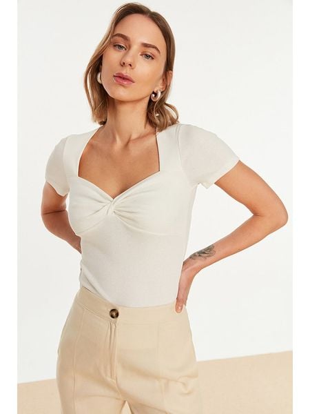 Trendyol Koszulka w kolorze kremowym rozmiar: S. Brązowe bluzki Trendyol, s, bez wzorów, z bawełny, bez kołnierzyka, bez ramiączek. Za 28.38 zł.