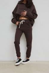 Spodnie dresowe typu jogger w kolorze CHOCOLATE - DRIPS-S. Czarne spodnie dresowe Marsala, s, bez wzorów, z bawełny, z podwyższonym stanem. Za 259.90 zł.