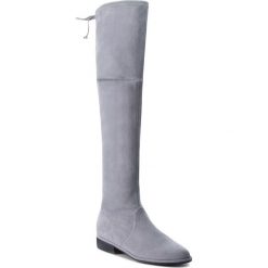 Muszkieterki STUART WEITZMAN - Lowland YL53485 Dovetail. Niebieskie kozaki Stuart Weitzman, ze skóry, przed kolano, bez obcasa, na obcasie, bez zapięcia. W wyprzedaży za 1,779.00 zł.
