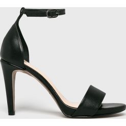 Wojas - Sandały. Czarne sandały Wojas, bez wzorów, z materiału, bez obcasa, na obcasie, bez zapięcia. W wyprzedaży za 269.90 zł.