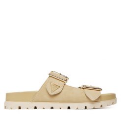 Klapki Guess. Brązowe klapki Guess, z aplikacjami, bez obcasa. Za 549.99 zł.
