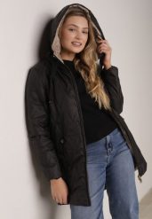 Czarna Pikowana Kurtka Przejściowa Parka z Kapturem o Długim Kroju z Ozdobą Isaline. Czarne kurtki Born2be, l, z dresówki, klasyczne, z kapturem. Za 149.99 zł.