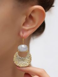 L'Atelier de Gaia Pozłacane kolczyki z kamieniem księżycowym rozmiar: onesize. Białe kolczyki L'Atelier de Gaia, z kamieniem księżycowym, pozłacane, z zapięciem typu bigiel. Za 83.62 zł.