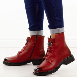 Czerwone botki damskie Jezzi 2501-7. Czerwone botki Jezzi, na jesień, z aplikacjami, z jeansu, z okrągłym noskiem, bez obcasa, bez zapięcia. Za 239.00 zł.