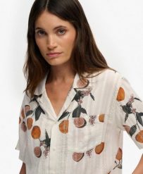 Superdry Koszula krótki rękaw z nadrukiem Beach – Citrus Cream Print. Białe koszule Superdry, bez wzorów, z bawełny, klasyczne, bez kołnierzyka, bez ramiączek. Za 228.15 zł.