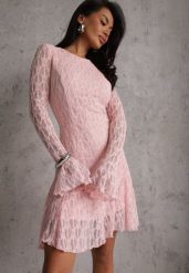 Różowa Sukienka z Koronki Ozdobiona Rozkloszowanymi Rękawami Cinalata. Czerwone sukienki Renee, l, bez wzorów, z koronki, eleganckie, bez kołnierzyka, bez ramiączek, mini, dopasowane. Za 179.99 zł.