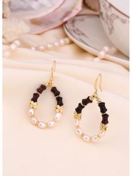 L'Atelier de Gaia Pozłacane kolczyki z perłami i agatami rozmiar: onesize. Białe kolczyki L'Atelier de Gaia, z agatem, pozłacane, z zapięciem typu bigiel. Za 56.99 zł.