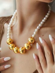 L'Atelier de Gaia Pozłacany naszyjnik z perłami - dł. 42 cm rozmiar: onesize. Białe naszyjniki L'Atelier de Gaia, z perłą, pozłacane. Za 375.96 zł.