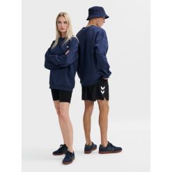 Luźna bluza z okrągłym dekoltem Hummel Bee. Niebieskie bluzy Hummel, bez wzorów, bez kaptura. Za 212.50 zł.