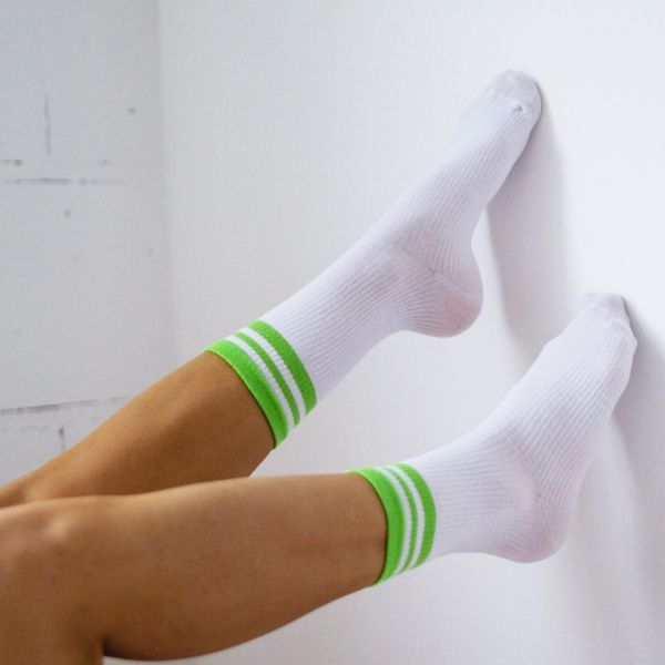 Bawełniane skarpetki damskie w prążek 1023 wh/lim. Białe skarpety Milena, bez wzorów, z bawełny. Za 16.90 zł.