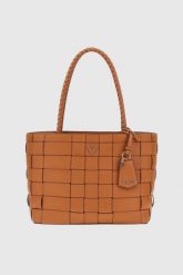 GUESS Brązowa shopperka damska Maylee. Brązowe shopper Guess, z aplikacjami, ze skóry ekologicznej, bez dodatków. W wyprzedaży za 564.19 zł.