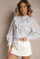 Niebieska Bluzka z Bawełny Zdobiona Ażurowym Haftem i Falbaną Nevole. Niebieskie bluzki Renee, m, z aplikacjami, z bawełny, eleganckie, bez kołnierzyka, bez ramiączek. W wyprzedaży za 41.99 zł.