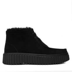 Trzewiki Clarks. Czarne botki Clarks, bez wzorów, bez obcasa, na płaskiej podeszwie, bez zapięcia. Za 569.99 zł.