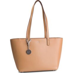 Torebka DKNY - R74A3014 Latte 263. Brązowe shopper DKNY, bez wzorów, ze skóry, duże, bez dodatków. W wyprzedaży za 509.00 zł.