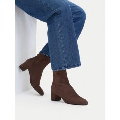 Botki GINO ROSSI. Brązowe botki Gino Rossi, bez wzorów, bez obcasa, na słupku, bez zapięcia. Za 329.99 zł.