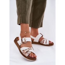 Sandały Damskie Z Klamrą Inblu GS000056 Białe. Białe sandały bez wzorów, ze skóry, eleganckie, bez obcasa, na koturnie, bez zapięcia. Za 170.48 zł.