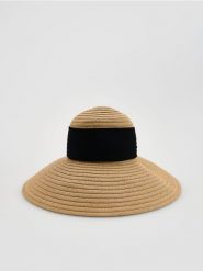 Kapelusz z ozdobną kokardą - kremowy. Białe kapelusze Reserved, bez wzorów. Za 119.99 zł.