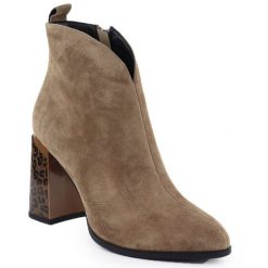 Botki damskie zamszowe na ozdobnym obcasie khaki Gino Fabiani 9210. Brązowe botki Jezzi, bez wzorów, ze skóry, bez obcasa, na obcasie, bez zapięcia. Za 299.99 zł.