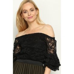 Czarna Bluzka Spanish Lace. Czarne bluzki Born2be, s, bez wzorów, z koronki, bez kołnierzyka, bez ramiączek. Za 29.99 zł.