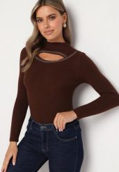 Brązowy Prążkowany Golf z Wycięciem Przy Dekolcie z Cyrkoniami Wokół Merithias. Brązowe golfy Born2be, z aplikacjami, z bawełny, bez ramiączek. Za 49.99 zł.