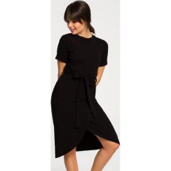 Sukienka z zakładką bee-118. Czerwone sukienki BEE, do pracy, s, bez wzorów, z bawełny, biznesowe, bez kołnierzyka, bez ramiączek. Za 149.00 zł.