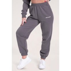 Spodnie fitness damskie Gym Glamour dresowe. Szare spodnie dresowe GYM GLAMOUR, m, bez wzorów, z dresówki, na fitness i siłownię. Za 189.99 zł.