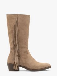 Piaskowe kozaki boho z frędzlami. Brązowe kozaki Ryłko, ze skóry, bez obcasa, na obcasie, bez zapięcia. Za 549.99 zł.