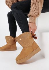 Ciemnobeżowe Śniegowce Stikine. Brązowe trapery i śniegowce Born2be, z futra, za kostkę. Za 39.99 zł.