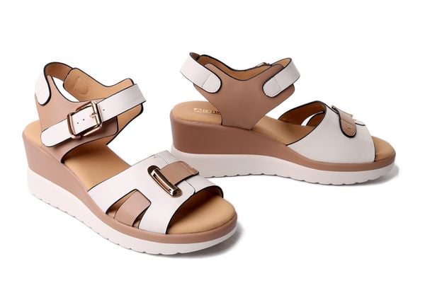 Artiker Relaks 58C0314 beige/apricot, sandały damskie. Brązowe sandały Artiker Relaks, bez wzorów, ze skóry, bez obcasa, na koturnie, bez zapięcia. Za 167.93 zł.
