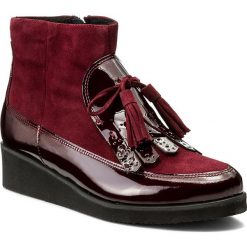 Botki SAGAN - 3006 Bordo Lakier Metalik. Czerwone botki Sagan, z aplikacjami, z lakierowanej skóry, bez obcasa, bez zapięcia. W wyprzedaży za 259.00 zł.