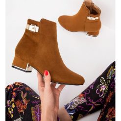 Botki damskie Abloom F820 Brązowe. Brązowe botki Abloom, bez wzorów, z materiału, bez obcasa, na obcasie, bez zapięcia. Za 119.00 zł.