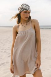 SUKIENKA BELLA PIASKOWA M - Flawless. Sukienki Flawless, m, bez wzorów, ze skóry, retro, bez kołnierzyka, bez ramiączek, mini. Za 318.40 zł.