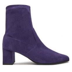 Botki Caprice. Fioletowe botki Caprice, bez wzorów, bez obcasa, na słupku, bez zapięcia. Za 359.99 zł.