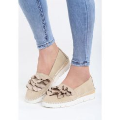 Jasnobeżowe Mokasyny Comeback. Białe espadryle Born2be, bez wzorów, bez obcasa. Za 49.99 zł.