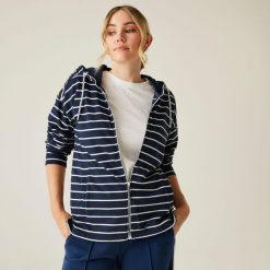 Bluza turystyczna damska Bayletta z kapturem. Niebieskie bluzy Regatta, bez wzorów, z kapturem. W wyprzedaży za 229.99 zł.