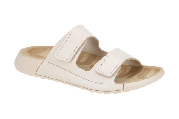 Klapki damskie Ecco Cozmo Flat Limestone. Brązowe klapki ecco, bez wzorów, z materiału, bez obcasa. Za 423.90 zł.