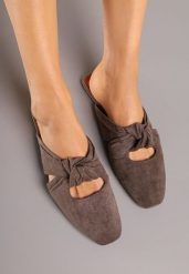 Brązowe Klapki Mule Vices Zdobione Supłem Lavisse. Brązowe klapki Born2be, z aplikacjami, z jeansu, bez obcasa, na płaskiej podeszwie. Za 54.99 zł.