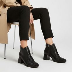 Botki damskie Armodo, eleganckie na klocku skórzane licowe i zapinane na zamek, czarne Baflo, 1670. Czarne botki Armodo, bez wzorów, z jeansu, bez obcasa, na obcasie, bez zapięcia. Za 399.99 zł.