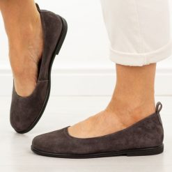 Brązowe skórzane baleriny damskie Filippo Dp7741/26. Brązowe baleriny Filippo, bez wzorów, z jeansu, z okrągłym noskiem, bez obcasa, na płaskiej podeszwie. Za 219.00 zł.