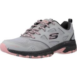 Buty SKECHERS HILLCREST-PURE ESCAPADE Szary. Szare trekkingi Skechers, trekkingowe. Za 343.42 zł.