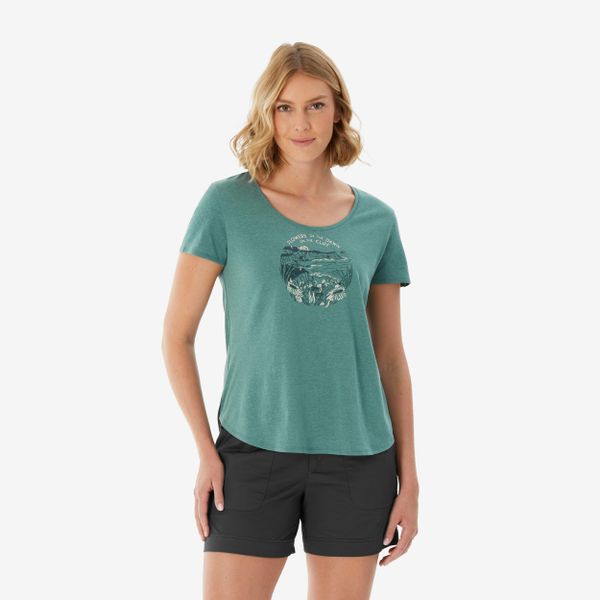 Koszulka turystyczna z krótkim rękawem damska Quechua NH500. Zielone bluzki QUECHUA, m, bez wzorów, z bawełny, sportowe, bez kołnierzyka, bez ramiączek. Za 49.99 zł.