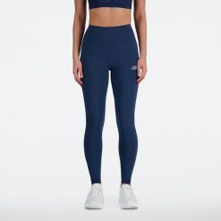 Legginsy damskie New Balance WP41237NNY – granatowe. Niebieskie legginsy New Balance, s, bez wzorów, z materiału, z podwyższonym stanem. Za 169.99 zł.