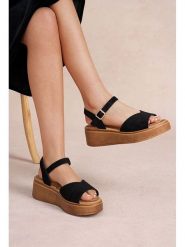 Foreverfolie Sandały w kolorze czarnym na koturnie rozmiar: 36. Czarne sandały Foreverfolie, bez wzorów, z otwartym noskiem, bez obcasa, na koturnie, bez zapięcia. Za 117.99 zł.