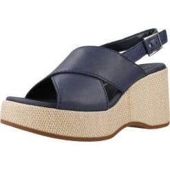Sandały CLARKS MANON WISH Niebieski. Niebieskie sandały Clarks, bez wzorów, ze skóry, bez obcasa, bez zapięcia. Za 329.99 zł.