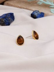 L'Atelier de Gaia Pozłacane kolczyki-wkrętki z tygrysim okiem rozmiar: onesize. Brązowe kolczyki L'Atelier de Gaia, pozłacane. Za 34.95 zł.