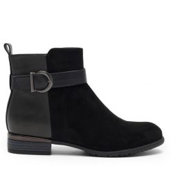 Botki Clara Barson. Czarne botki Clara Barson, bez wzorów, bez obcasa, na płaskiej podeszwie, bez zapięcia. Za 129.99 zł.