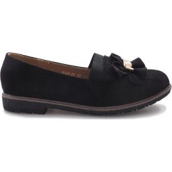 Czarne wsuwane półbuty z kokardą Pearl Inside. Czarne półbuty wsuwane ButyModne, bez wzorów, eleganckie, bez obcasa, na płaskiej podeszwie, bez zapięcia. Za 74.49 zł.
