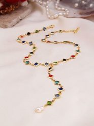 Pierres de Jade Pozłacany naszyjnik z elementami ozdobnymi - dł. 50 cm rozmiar: onesize. Białe naszyjniki Pierres de Jade, z kryształem, pozłacane. Za 43.99 zł.